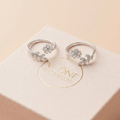 Leaf bloom shine silver toerings for women