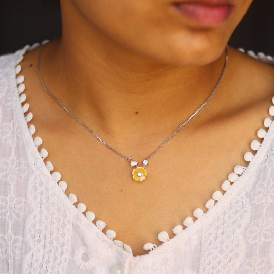 Flower Radiance MOP Silver Pendant Set for Women