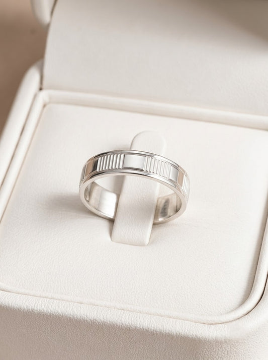 Fine line silver men’s ring